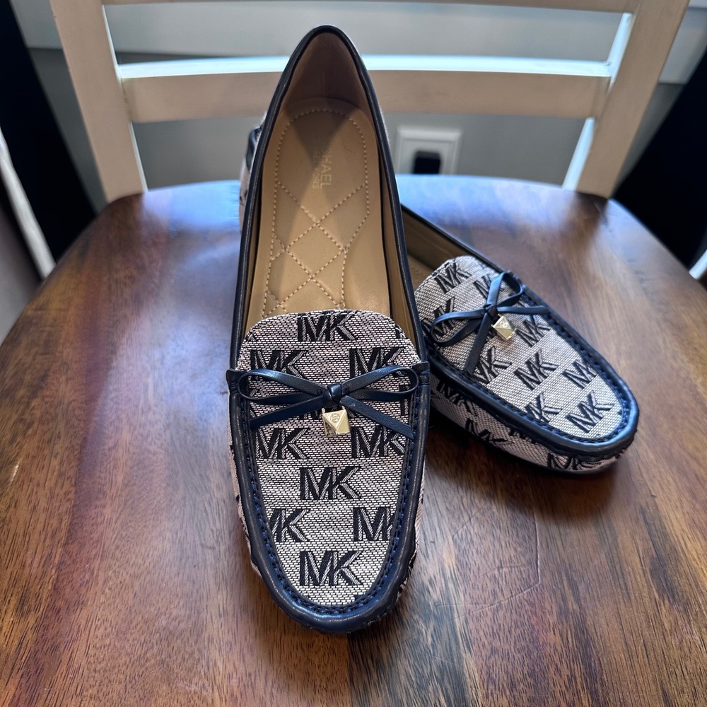 MINT! Michael Kors Lillie MK Logo Navy & White Loafers Bow Padlock Sz 7